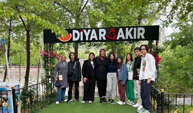 Cumhuriyet Üniversitesi Vakfı Okulları öğrencileri gezerek öğreniyor