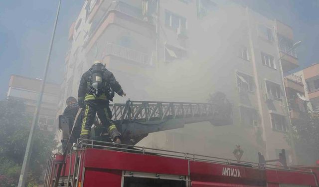 Dairede çıkan yangın apartmanı dumana boğdu