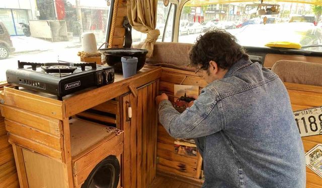 Deprem sonrası Antakya’dan Eskişehir’e geldiği minibüsü karavana çevirdi