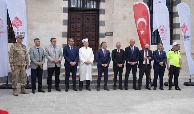 Depremde hasar alan tarihi Kurtuluş Camii yeniden ibadete açıldı