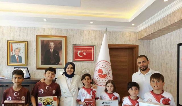 Dereceye giren öğrencilerden kaymakama ziyaret