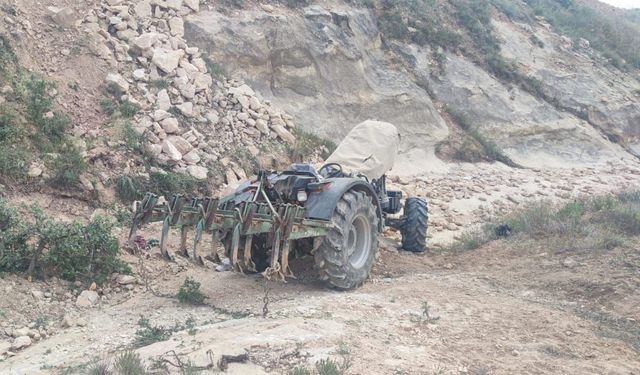 Devrilen traktörün altında kalan genç hayatını kaybetti