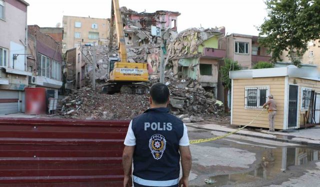 Diyarbakır’da depremden hasar gören yapıların yıkımı devam ediyor