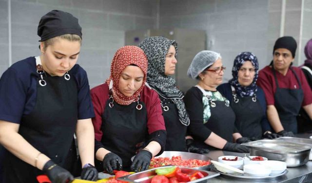 Dünya mutfağı ve yöresel yemekler kadınların elinde tat buluyor