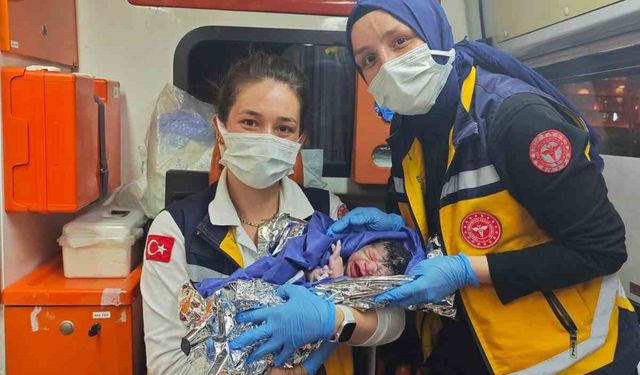 Dünyaya gözlerini ambulansta açtı