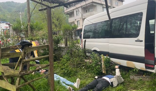 Düzce’de işçi servisi ağaca çarptı, 8 kişi yaralandı