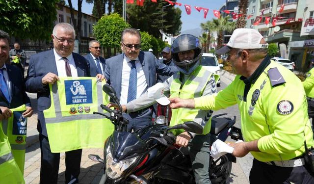 Edremit’te motosiklet sürücülerine reflektif yelek dağıtıldı