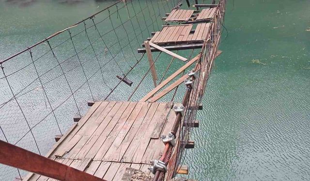 Elazığ’da fırtınadan dolayı asma köprü zarar gördü