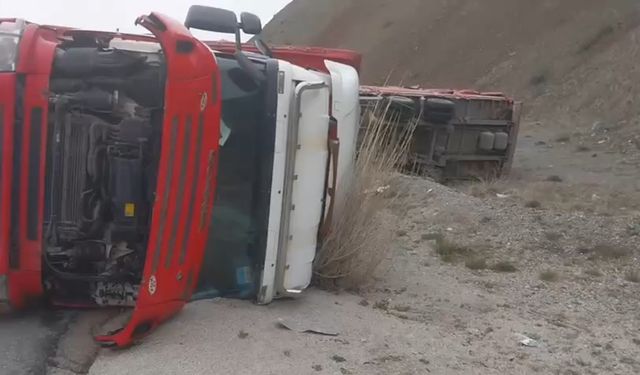 Erzincan’da beyaz eşya yüklü tır devrildi