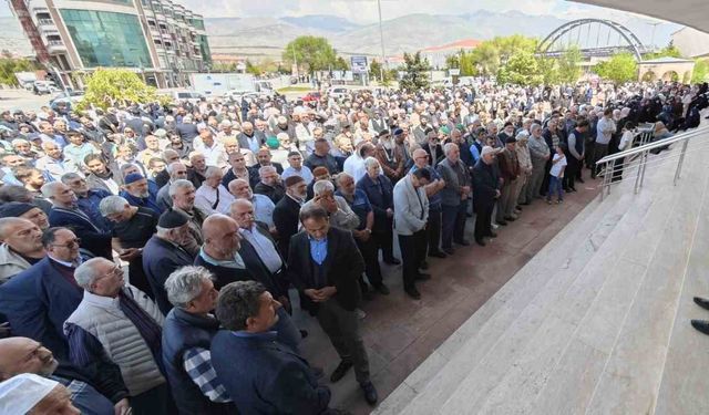 Erzincan’dan hacı adayları Medine’ye uğurlandı