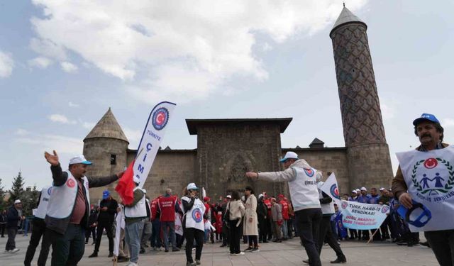 Erzurum’da 1 Mayıs’ın kutlama adresi Yakutiye Kent Meydanı oldu