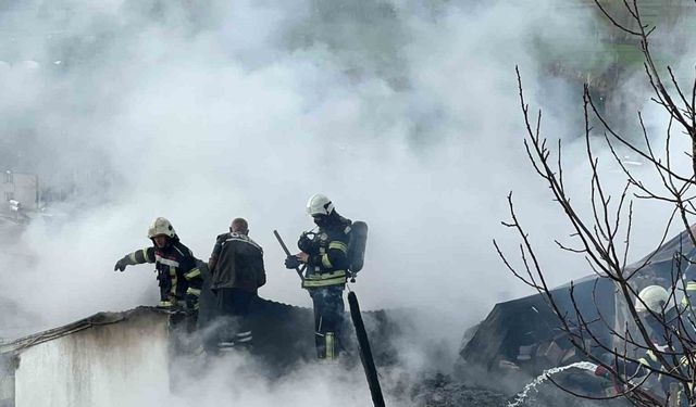 Erzurum’da korkutan çatı  yangın