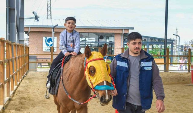 Esenyurt Belediyesi’nden çocuklara at çiftliği gezisi