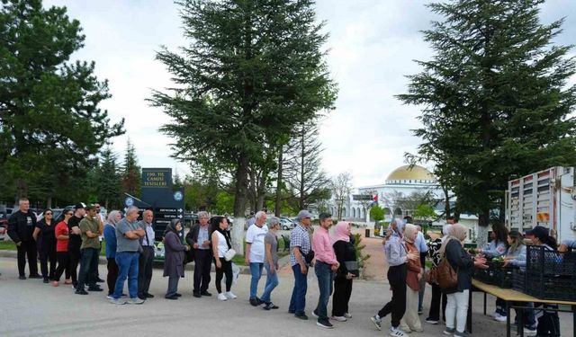 Eskişehir Büyükşehir Belediyesi’nden duygulandıran çiçek jesti