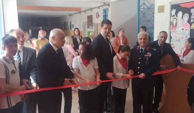 Eskişehir Orgeneral Halil Sözer Ortaokulu‘nda ‘Atatürk Çocukları Çok Severdi’ isimli resim ve fotoğraf sergisi