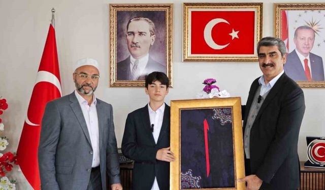 Ezan okuma yarışmasında dereceye girdi, ödülünü Filistin’e bağışladı
