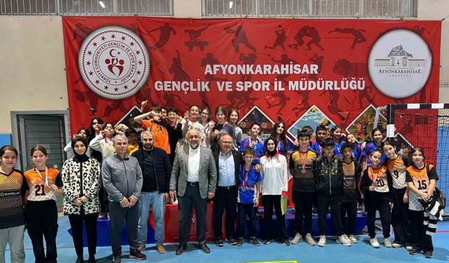 Floor Curling müsabakalarında gençler kıyasıya yarıştı