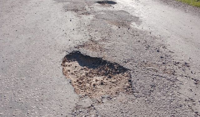 Gediz Dereköy yolu sürücülere çile oldu