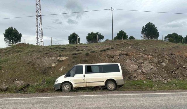 Gölbaşı’ndan minibüs şarampole savruldu: 3 yaralı