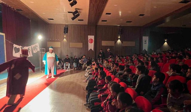 Gürpınarlı çocuklar ilk defa tiyatroyla buluştu