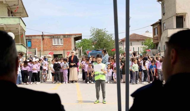 Güvenli trafiğin şartlarını ‘tebessümle’ öğrendiler
