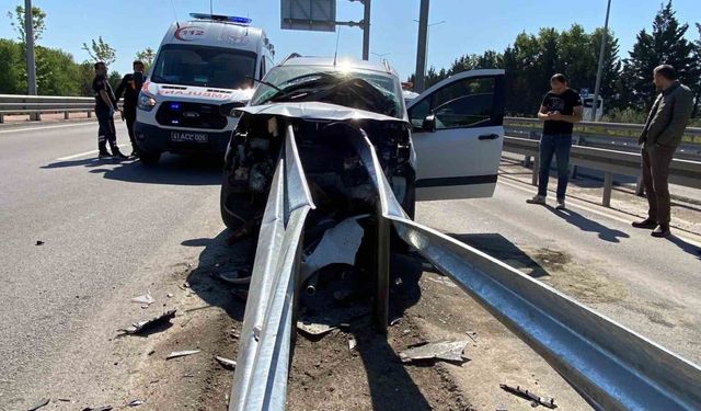 Hafif ticari araç bariyere saplandı