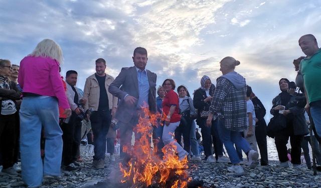 Hıdırellez ateşi sahilde yandı