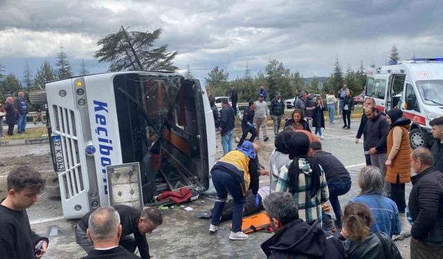 Isparta’da yolcu midibüsü devrildi, yaralılar var