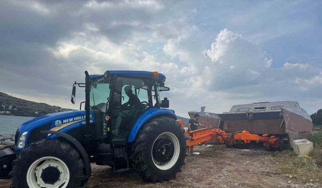 İzinsiz bırakılan tekneler vinçle kaldırıldı