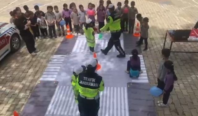 Jandarma ekiplerinden minik öğrencilere trafik eğitimi
