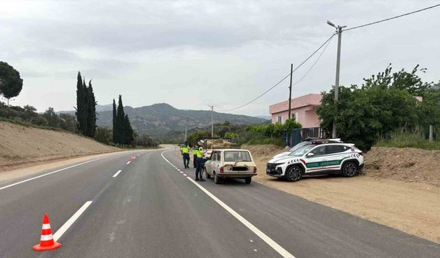 Jandarma trafik kontrollerine devam ediyor