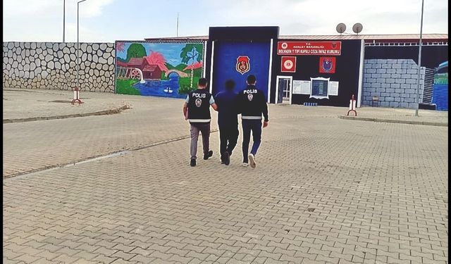 Kafasına taktığı perukla 6 ay kaçabildi