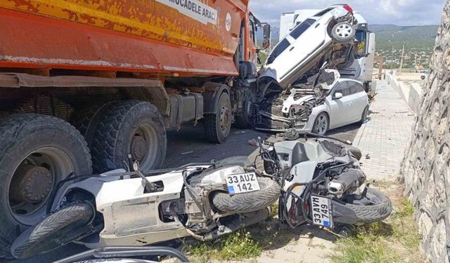 Kamyon yoldan çıktı önüne gelen taşıtı ezdi: 13 motosiklet, 3 araç zarar gördü