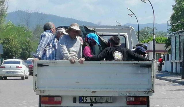 Kamyonet kasasında tehlikeli yolculuk