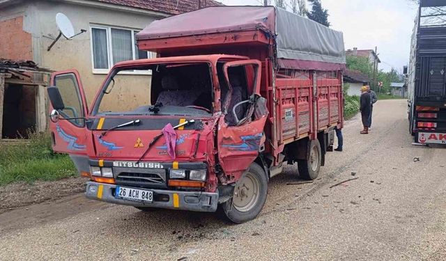 Kamyonların çarpıştığı kazada sürücülerden biri yaralandı