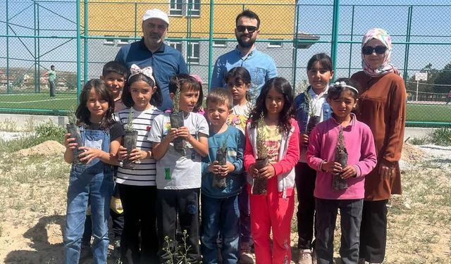 Karapınar’da öğrenciler 110 fidanı toprakla buluşturdu