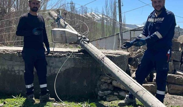 Karayazı’da hortum ve fırtına enerji hatlarını vurdu