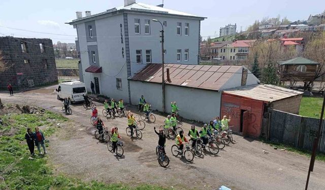 Kars’ta pedallar sağlıklı yaşam için çevrildi
