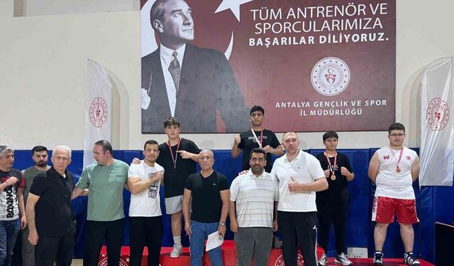 Kemerli sporculardan kick boks turnuvasında madalya yağmuru