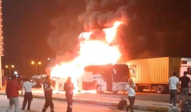 Kocaeli’de park halindeki otobüs alev alev yandı