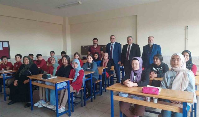 Konya’da şehit annesi oğlunun adının verildiği okulda öğrencilerle buluştu
