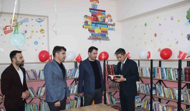 Köy okuluna kütüphane açıldı, öğrenciler kitaplarla buluştu