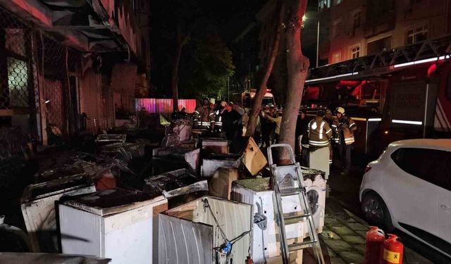 Küçükçekmece’de beyaz eşya deposunda çıkan yangın 3 katlı binayı kül etti