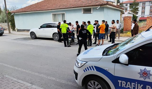 Kulu’da park halindeki cipe çarpan motosikletli yaralandı