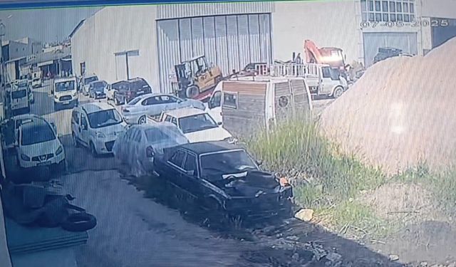 Kurtarıcıdan inerken halatı kopan forklift, park halindeki otomobile çarptı