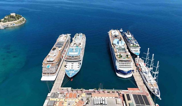 Kuşadası’na aynı anda 5 kruvaziyer demirledi