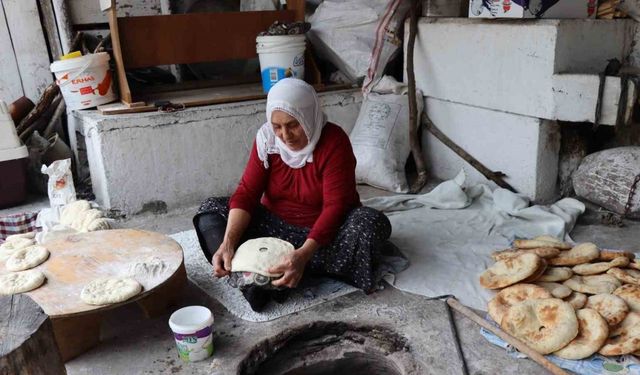 Lezzetli ekmekler köy tandırında pişiyor