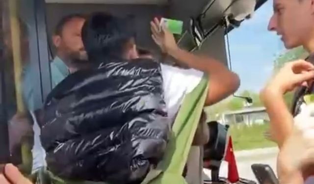 Lise öğrencisi tartıştığı otobüs şoförünün üzerine yürüdü, arkadaşları o anları kayda aldı