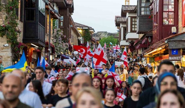 Manavgat’ta dans ve müzik festivaline görkemli açılış