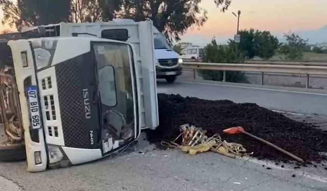 Manavgat’ta lastiği patlayan kamyonet devrildi: 3 yaralı